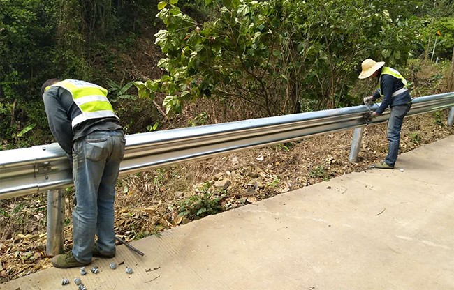 阜新高速公路护栏的定期维护与保养